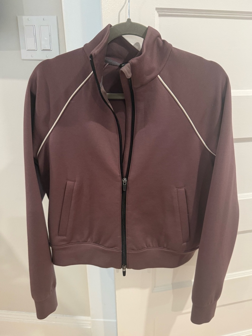 Beyond Yoga Women’s Mauve Zip-Up Jacket with Contrast Piping